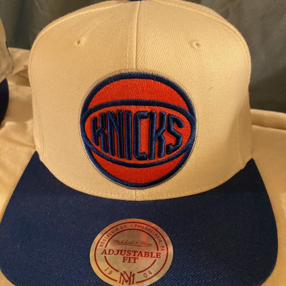 NY KNICKS basketball team hat. Snapback. White and blue.